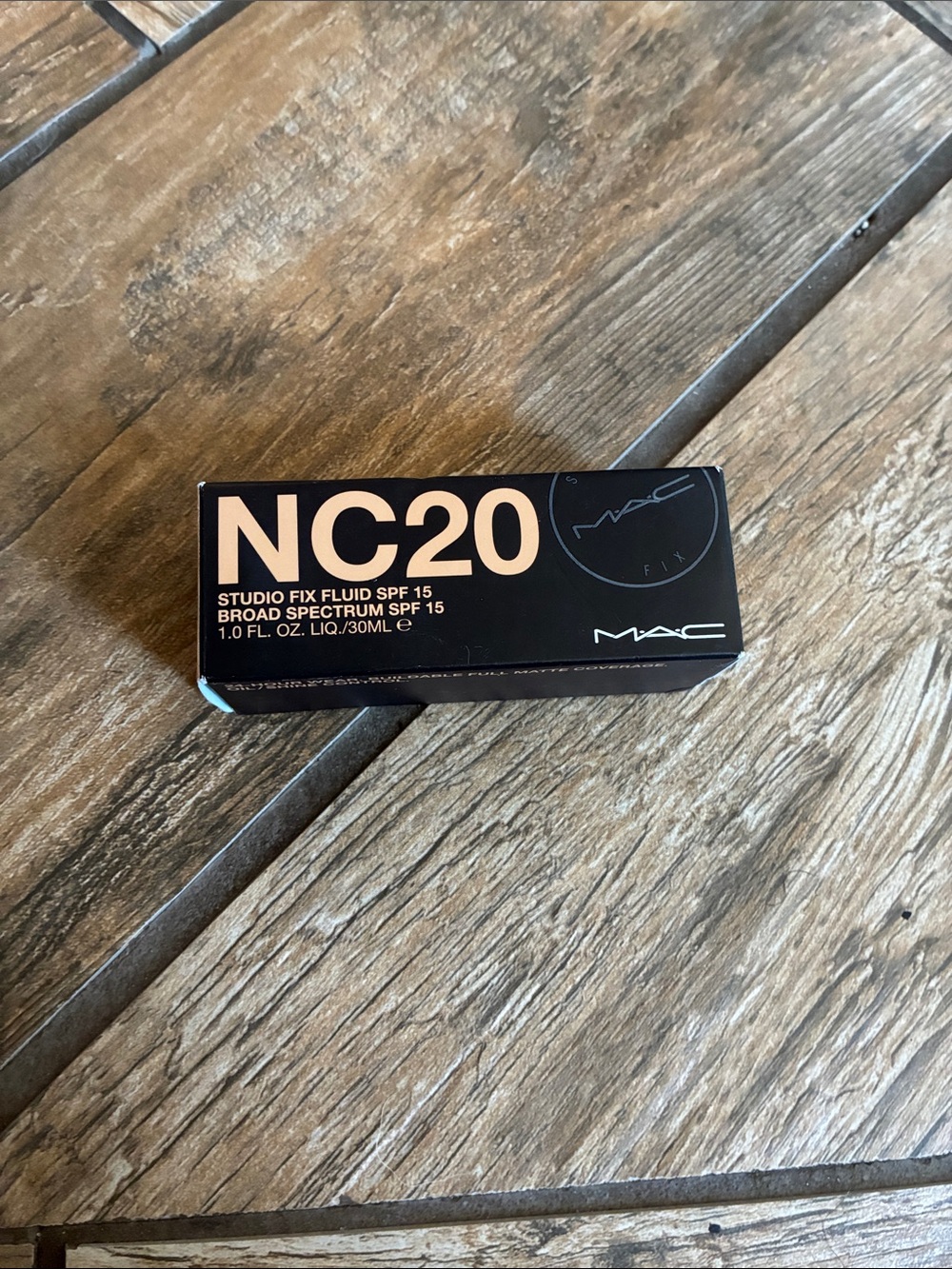 MAC Cosmetics Studio Fix Fluid NC20 Foundation - Black & Beige Packaging